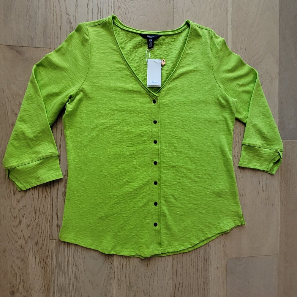 Hatley V-Neck Top in Lime - Size Medium - NEW